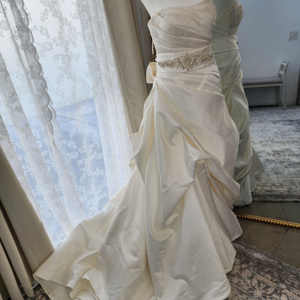 Elegant Cream Wedding Dress